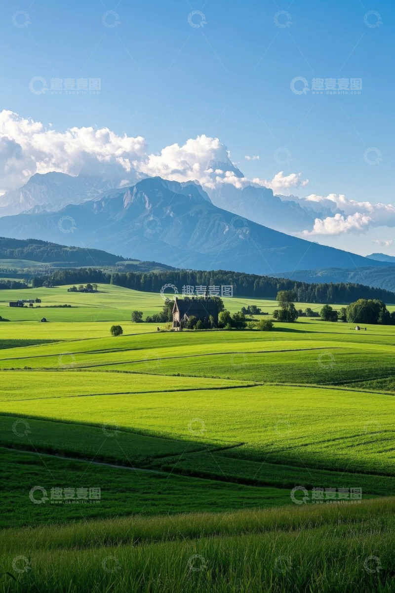 高清大图下载【趣麦麦图】绿色田野与远山的自然风景