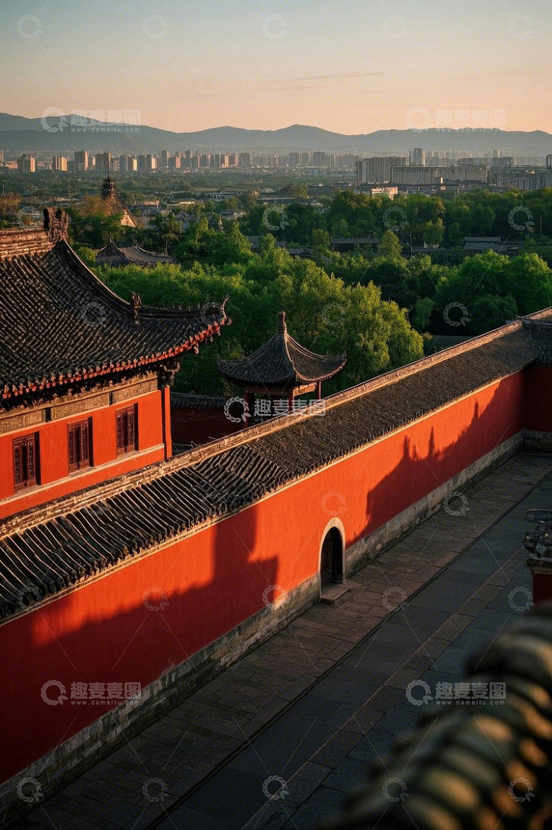 古建筑红墙绿树全景