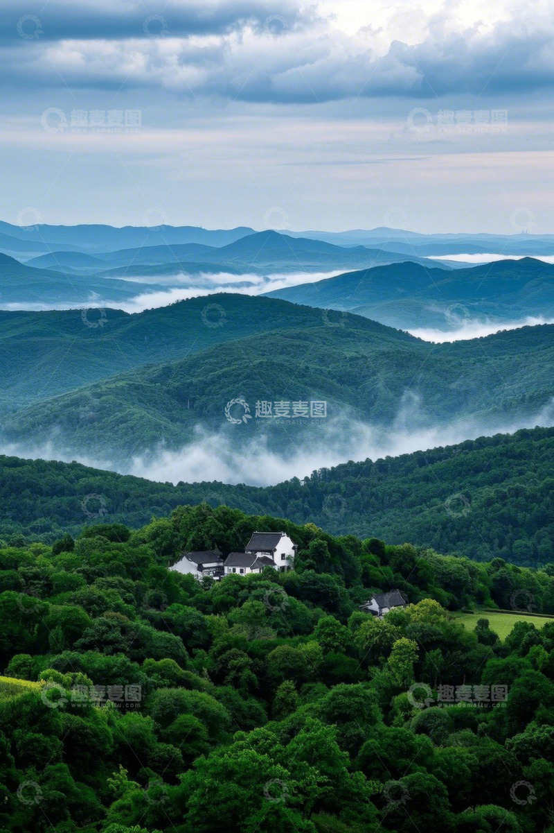 高清大图下载【趣麦麦图】山林间云雾缭绕的房屋景观