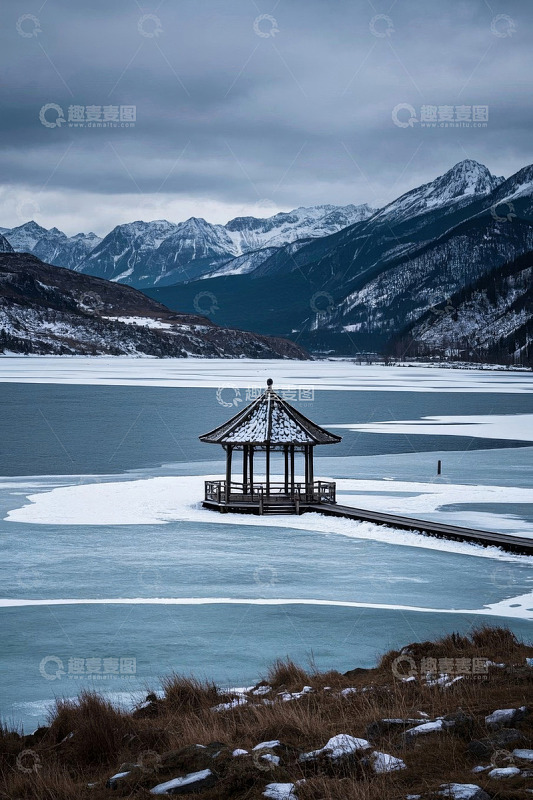 雪山下结冰湖面的湖心亭景观