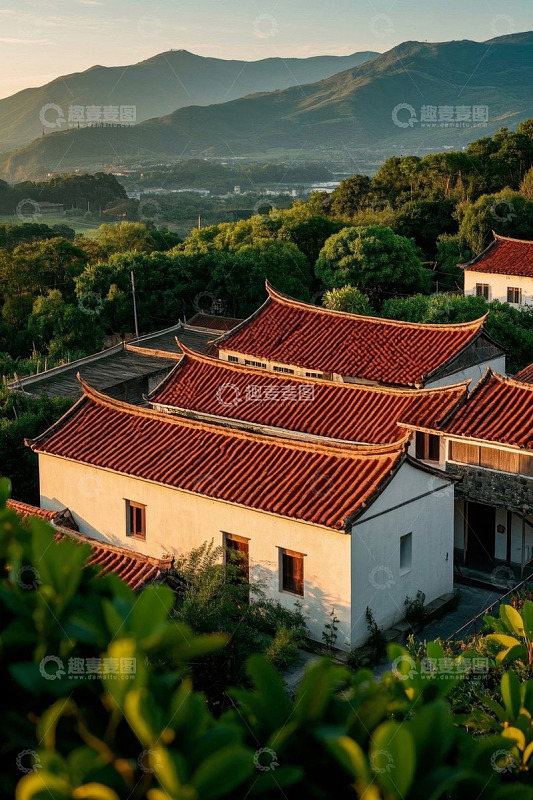 山间红瓦白墙传统民居