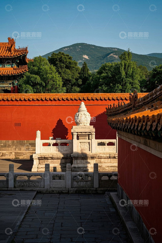 红墙古建筑与远山景观
