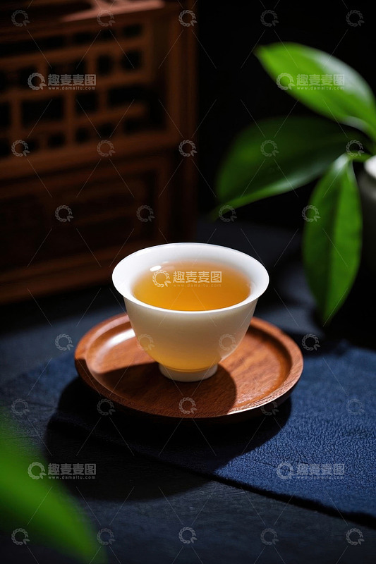 中式茶杯中的茶饮特写