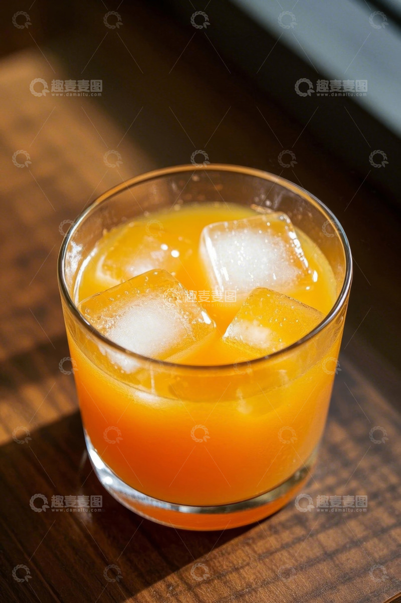 高清大图下载【趣麦麦图】玻璃杯中的冰镇橙汁饮品