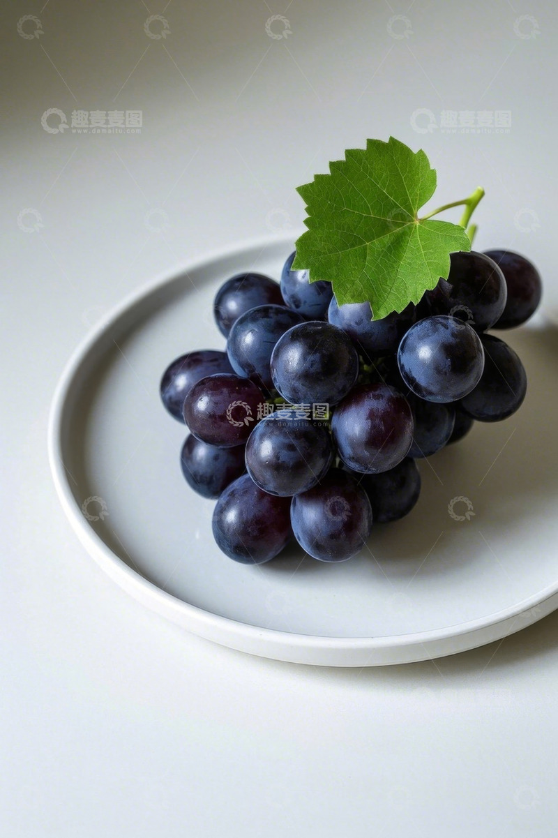 高清大图下载【趣麦麦图】白盘上的新鲜紫葡萄