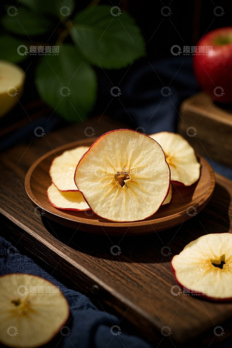 高清大图下载【趣麦麦图】木盘上摆放的切片红苹果