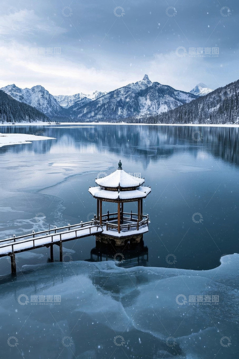 雪景中湖面上的亭台楼阁