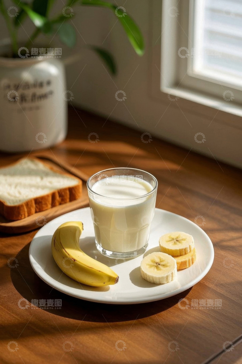高清大图下载【趣麦麦图】窗边木桌上的牛奶香蕉早餐