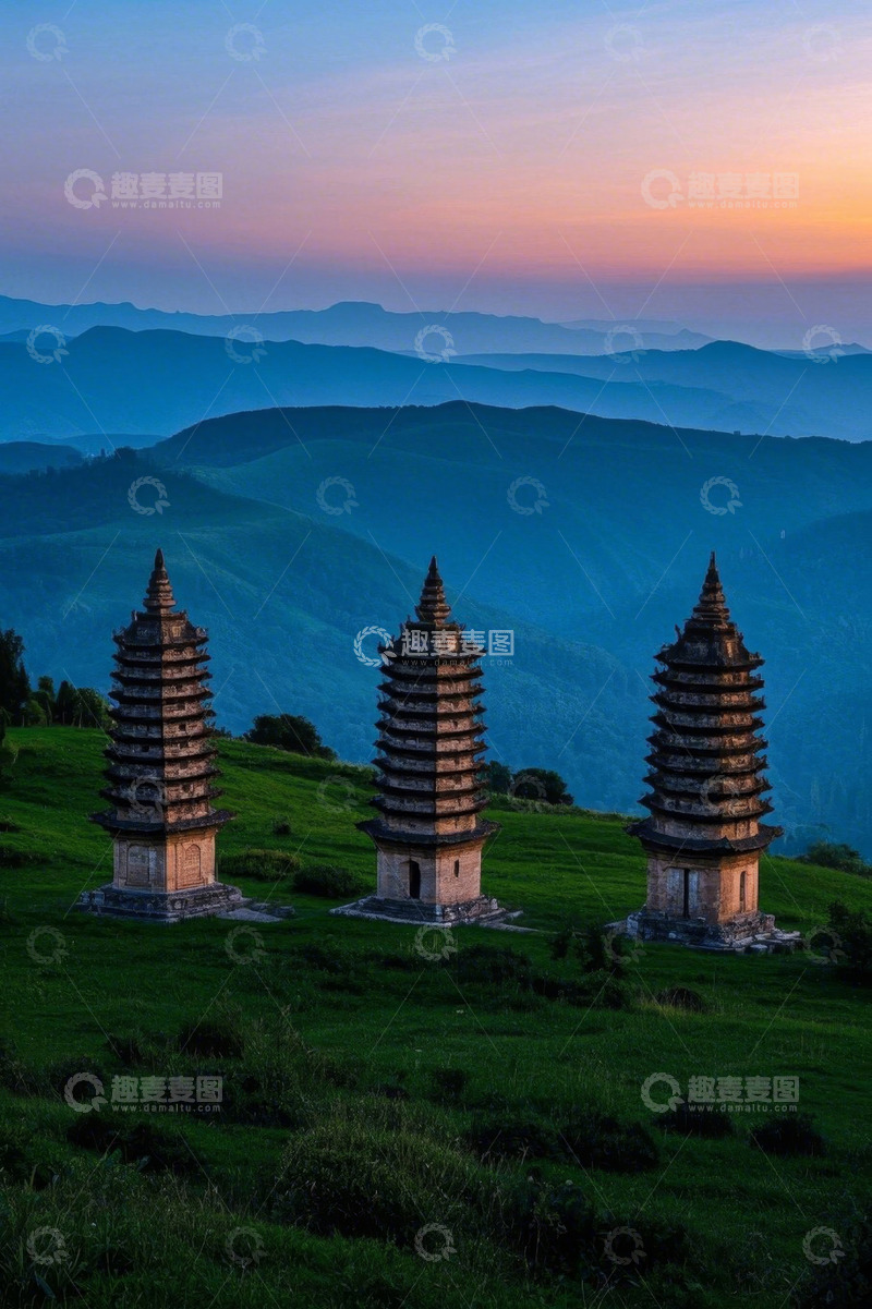 高清大图下载【趣麦麦图】山峦间三座古塔全景