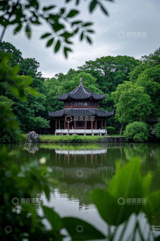 湖畔中式古亭与葱郁树林景观