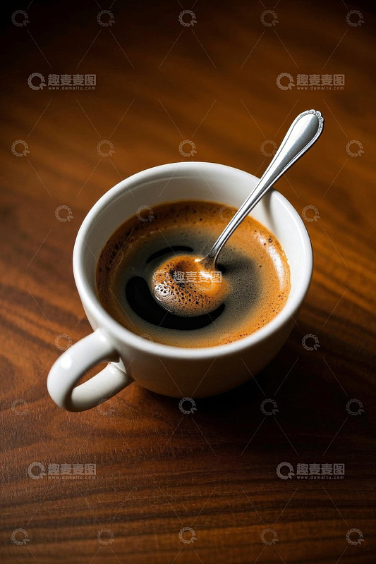 木桌上的一杯咖啡与银勺