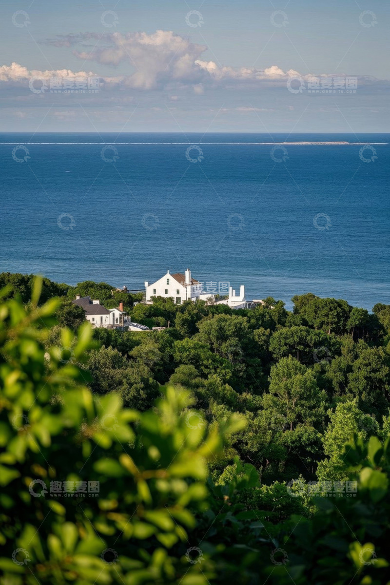 高清大图下载【趣麦麦图】海边绿树环绕的白色房屋景观