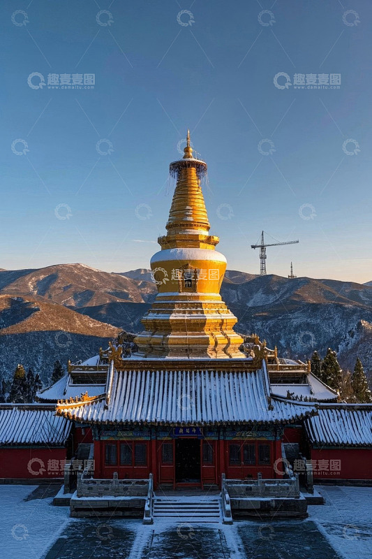 雪后金色佛塔与传统建筑景观