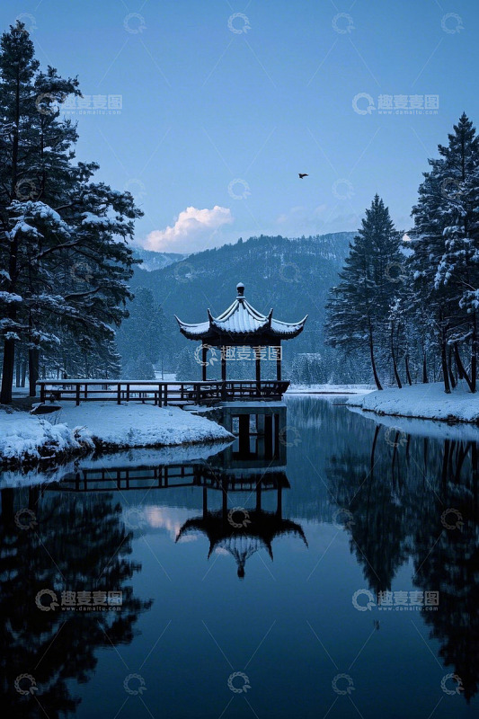 雪后湖畔中式凉亭风景