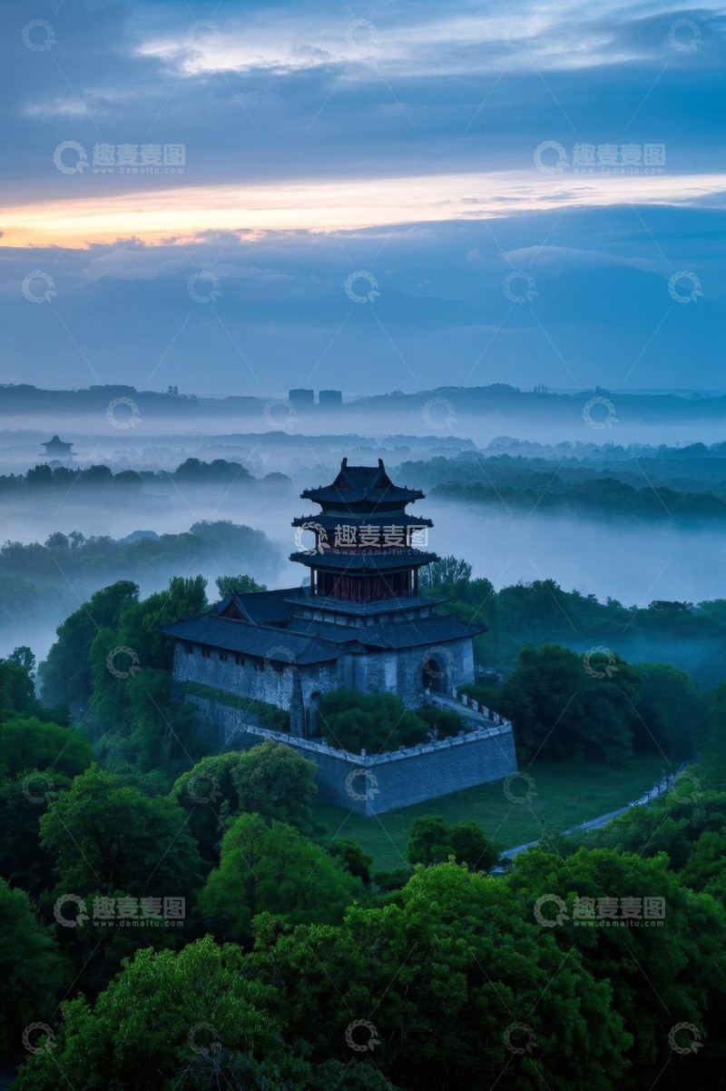 高清大图下载【趣麦麦图】古建筑晨雾环绕航拍景象