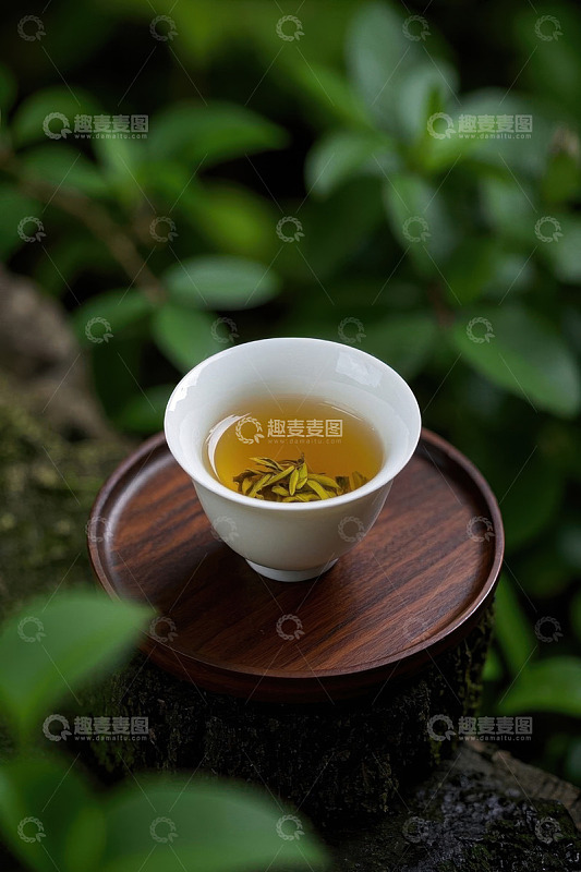 户外木盘上的一杯香茶