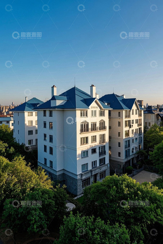 现代多层住宅与周边绿植景观