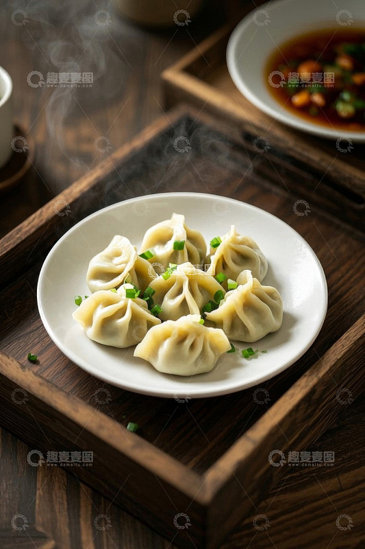 木盘上的美味饺子与蘸料