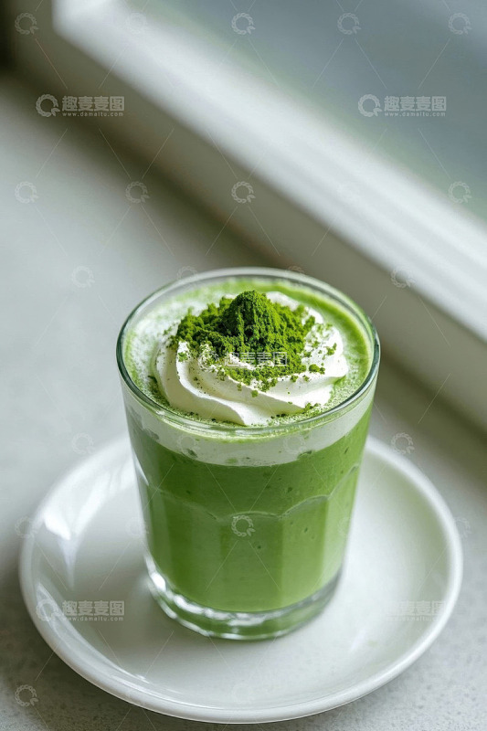 玻璃杯装抹茶饮品特写