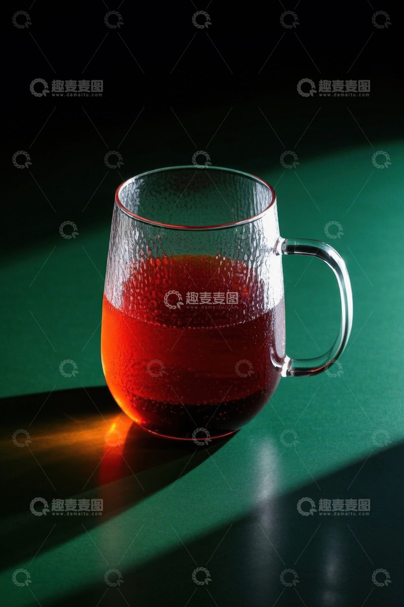 高清大图下载【趣麦麦图】绿色背景上玻璃杯装的红色饮品