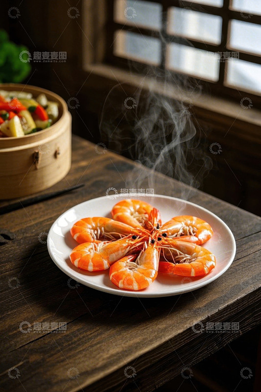 木桌上热气腾腾的白灼虾