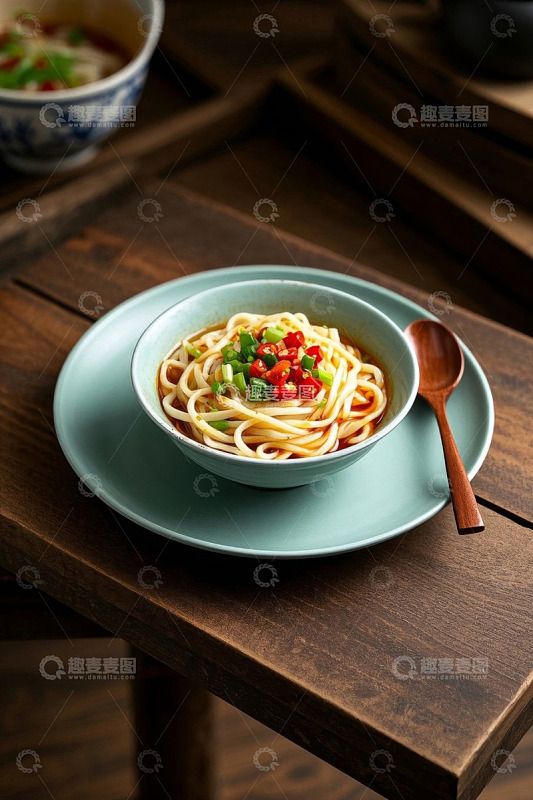 木桌上的一碗面条