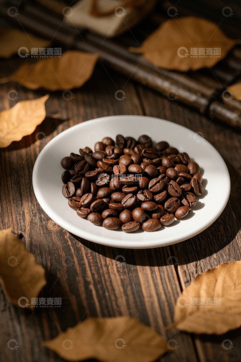 高清大图下载【趣麦麦图】木桌上白盘内的咖啡豆