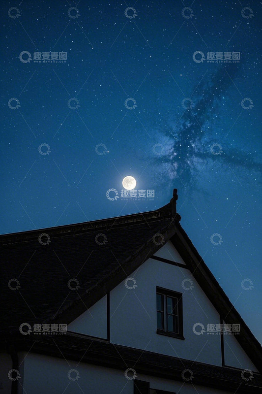 屋顶上方月夜星空景象