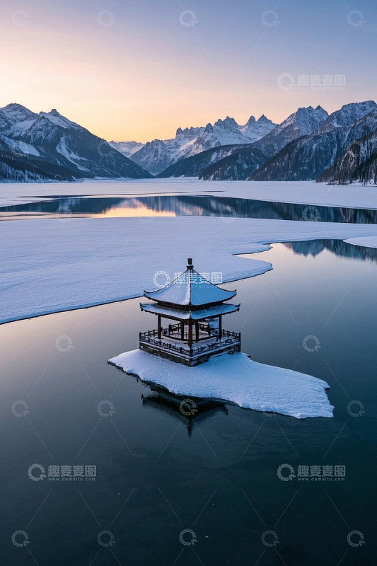 雪山湖泊间的中式亭台景观