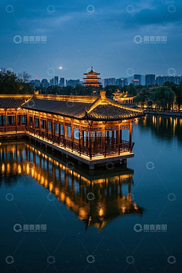 湖畔中式古建筑夜景风光