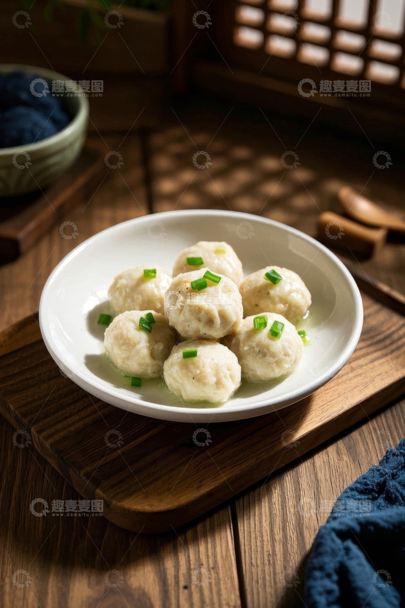 高清大图下载【趣麦麦图】木盘上的美味肉丸特写