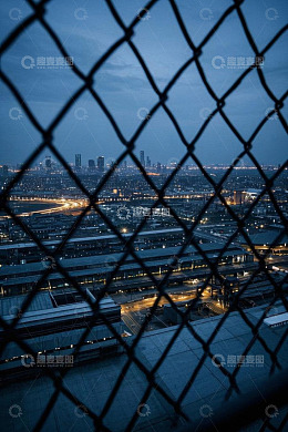 透过围栏俯瞰城市夜景