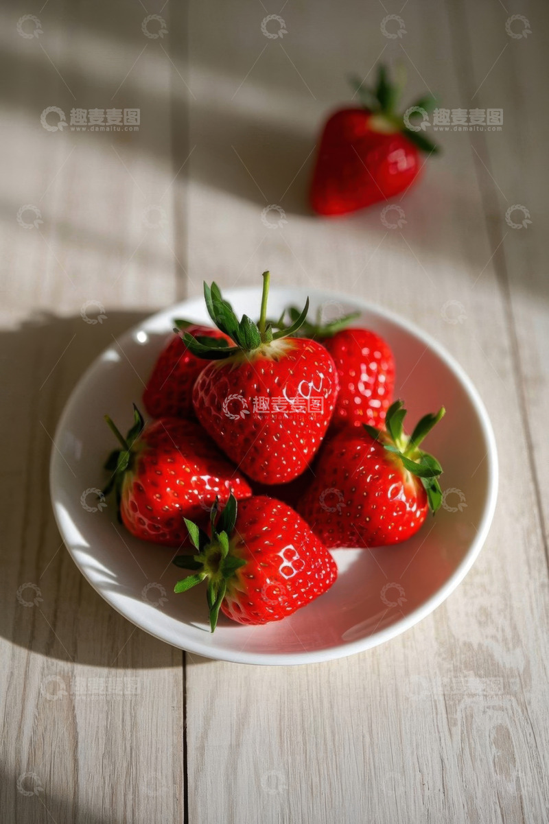 高清大图下载【趣麦麦图】白色盘子里摆放的新鲜草莓