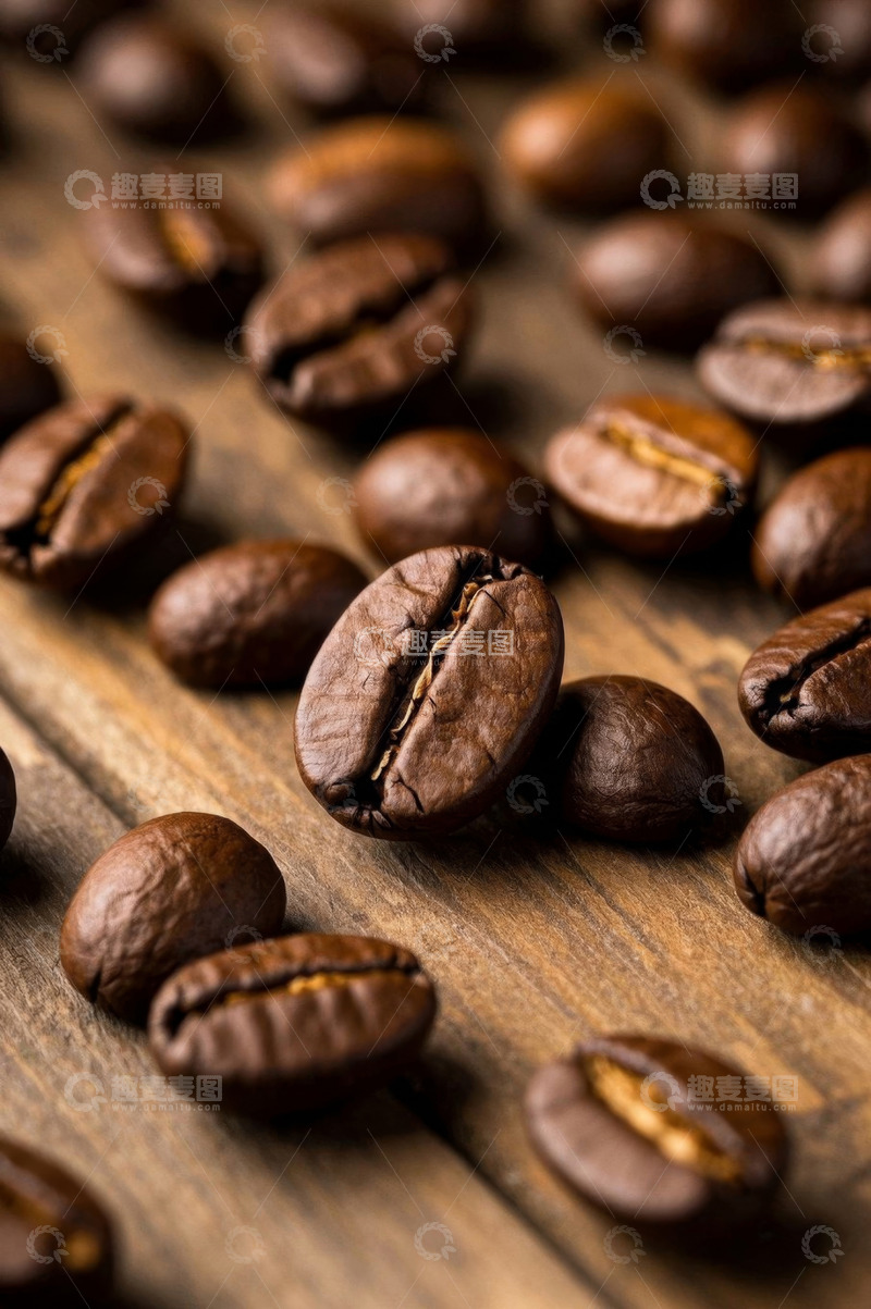 高清大图下载【趣麦麦图】木质桌面上的咖啡豆特写