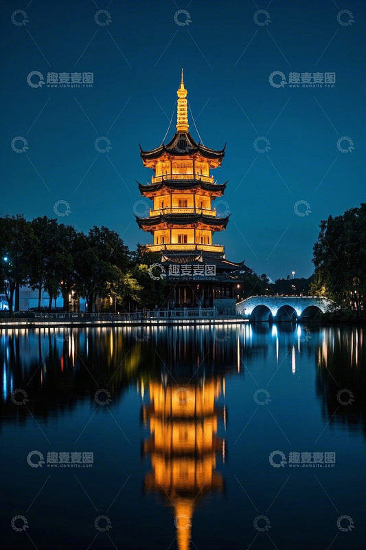 夜晚湖边古建筑塔楼倒影