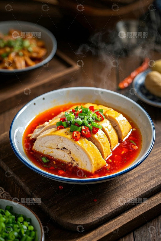 盛放在碗中的红油白切鸡