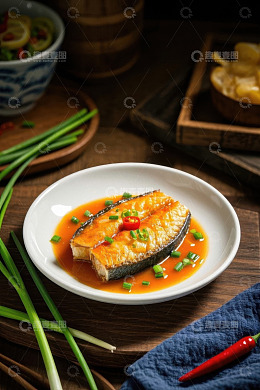 盘中烹制入味的美味鱼片
