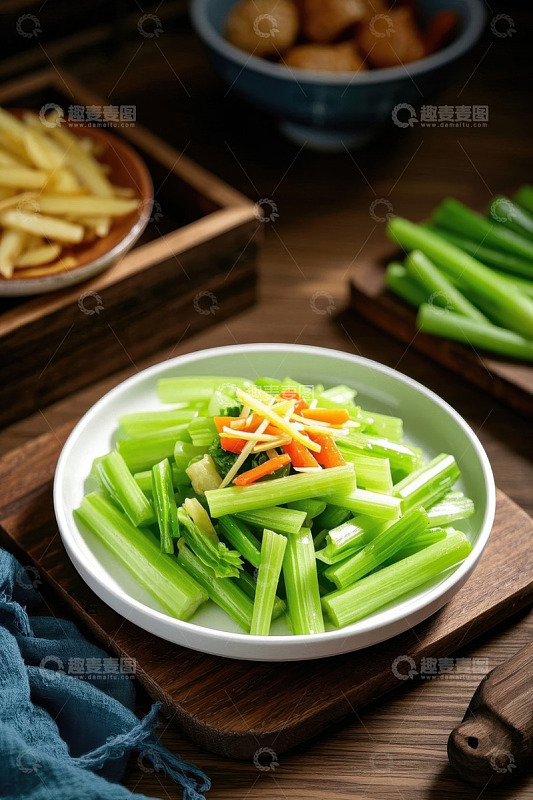 木盘上的芹菜菜肴特写