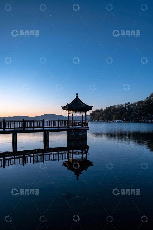 湖畔古亭宁静夜景