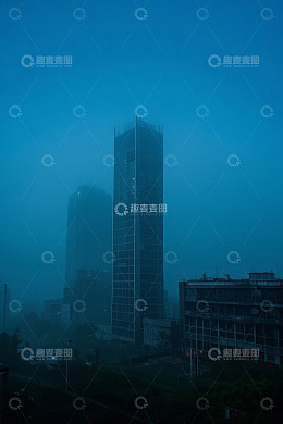雾中城市高楼景象