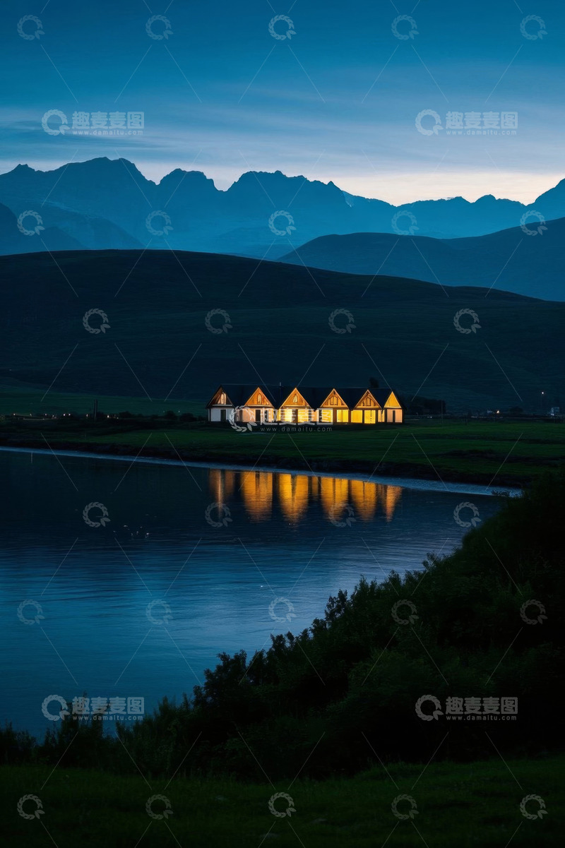 高清大图下载【趣麦麦图】暮色中湖畔发光小屋与远山景观
