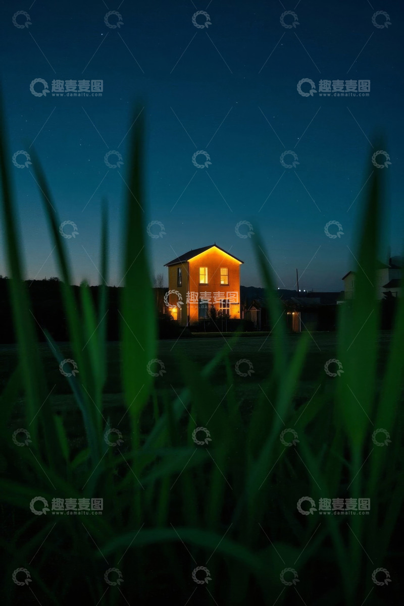 高清大图下载【趣麦麦图】夜幕下亮灯的独栋房屋