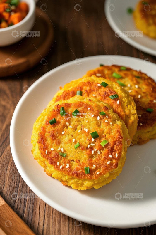 盘子里撒芝麻葱花的蔬菜饼