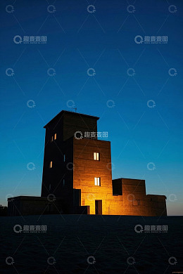 黄昏时沙漠中的建筑剪影