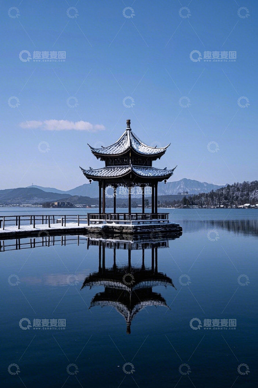杭州西湖雪景中的湖心亭