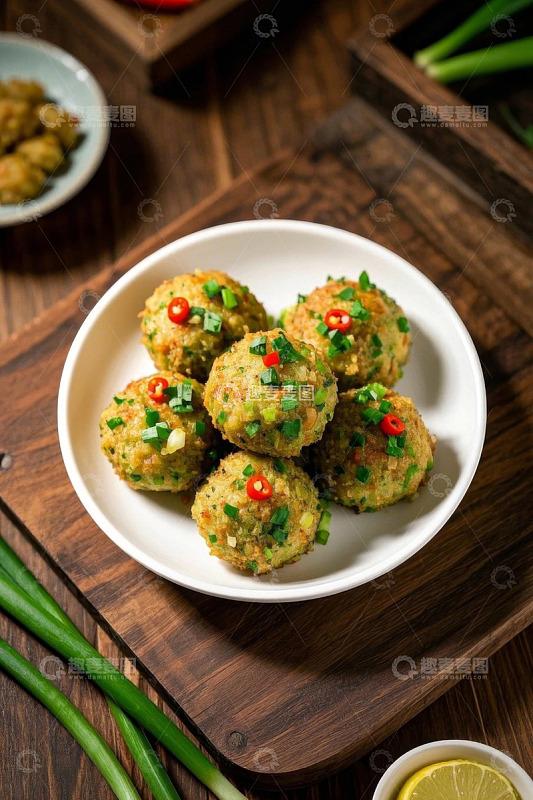 盘中撒葱花辣椒的美味肉丸