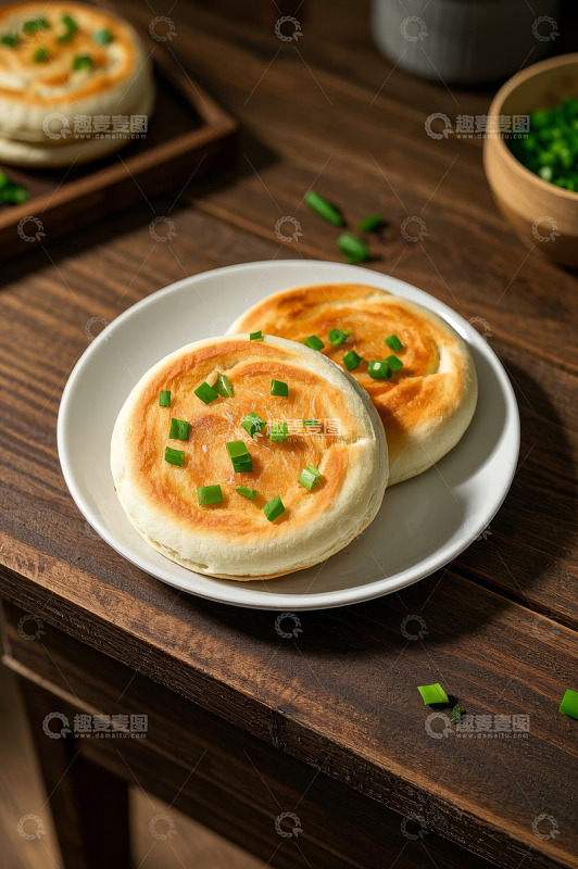 木桌上摆放的葱花饼美食