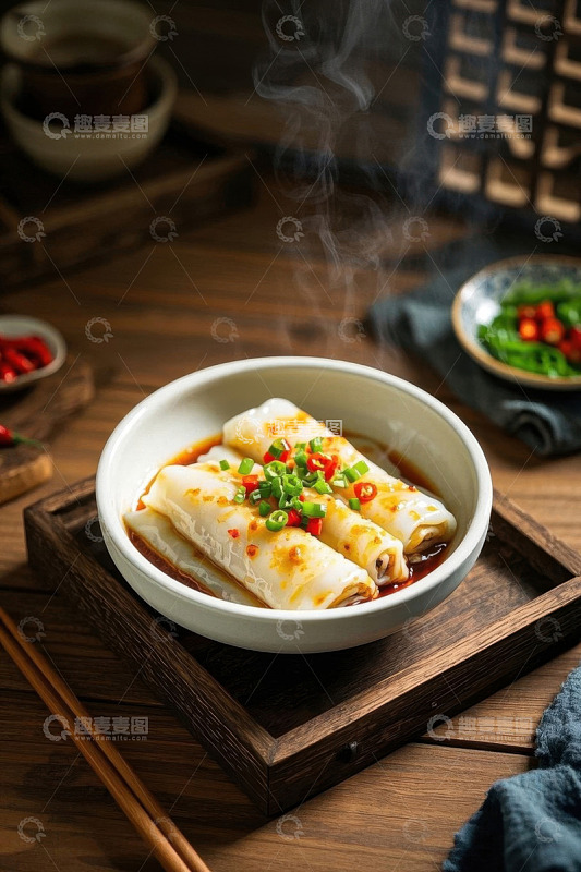 中式餐桌上的美味肠粉