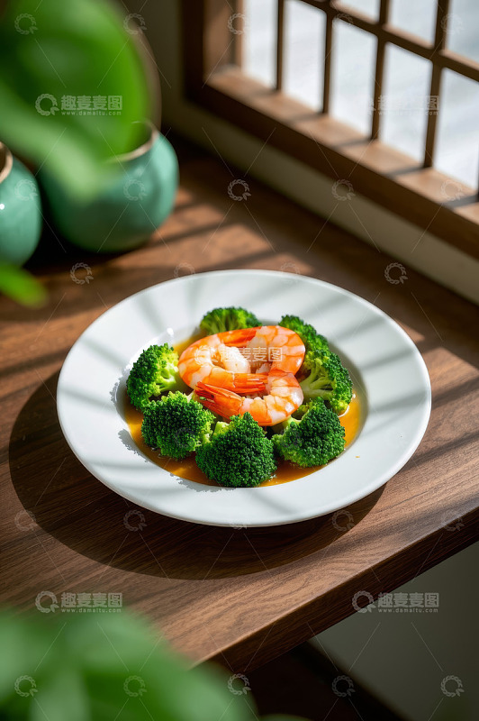 窗前白色盘中的虾仁西兰花美食
