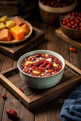 碗装腊八粥与杂粮食材静物图